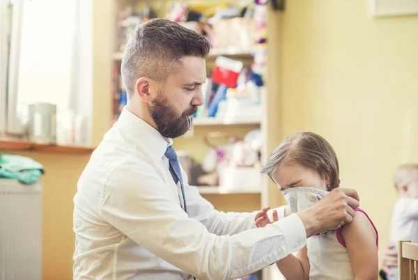 Padre preparando a su hija en una mañana —  Fotos de Stock