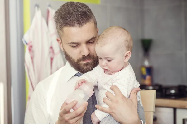 Pai e bebê filha — Fotografia de Stock