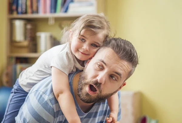 Vader heeft plezier met dochter — Stockfoto