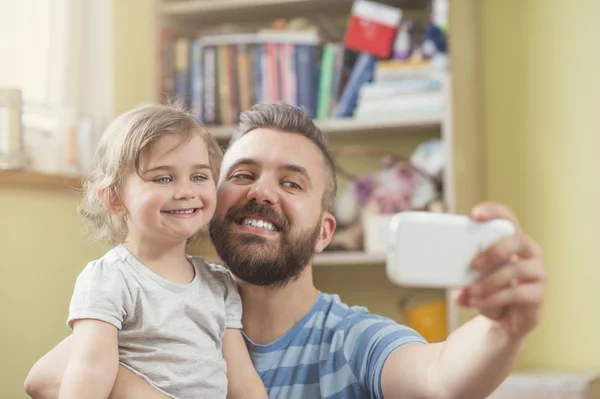 Ayah dan anak mengambil selfie — Stok Foto