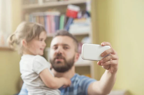 Far och dotter takiing selfie — Stockfoto