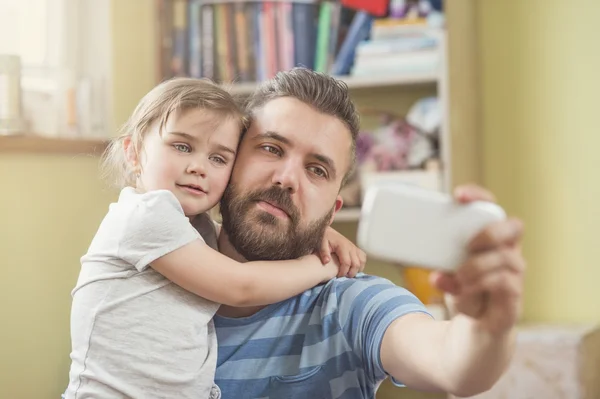 Ojciec i córka selfie takiing — Zdjęcie stockowe