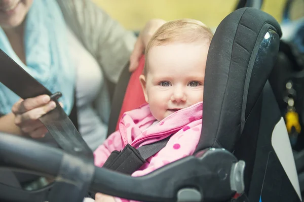 Mère et enfant dans la voiture — Photo