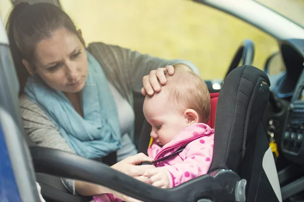 Anya és a gyermek az autóban — Stock Fotó