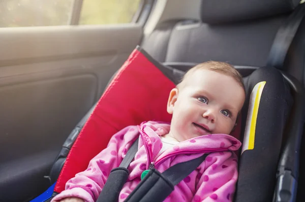 Petite fille dans la voiture — Photo