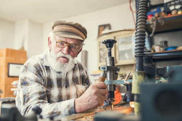 Senior Mann schnitzt Buchstaben — Stockfoto