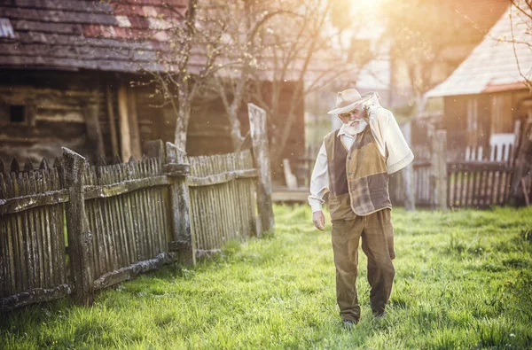 Farmer carrying milk kettle — Stock Photo, Image