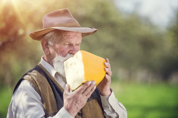 Agricultor com queijo orgânico — Fotografia de Stock