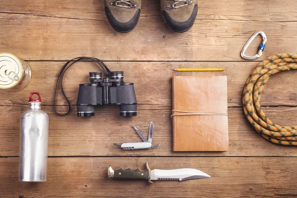 Equipamento para caminhadas no chão — Fotografia de Stock