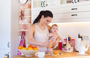 Annesinin küçük bebeği