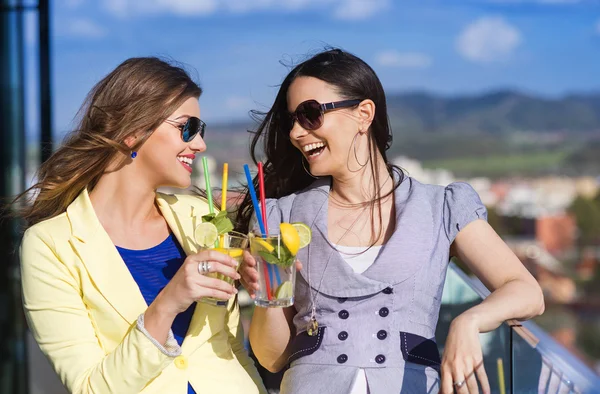 Mujeres divirtiéndose en un bar —  Fotos de Stock