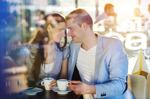 Coppia bere caffè in caffè — Foto Stock