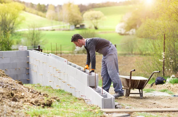 L'uomo costruisce una casa — Foto Stock