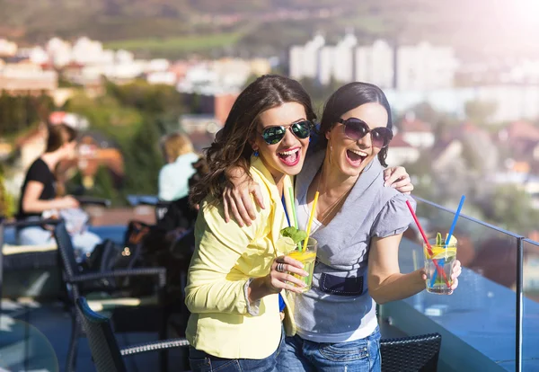 Mulheres se divertindo em um bar — Fotografia de Stock