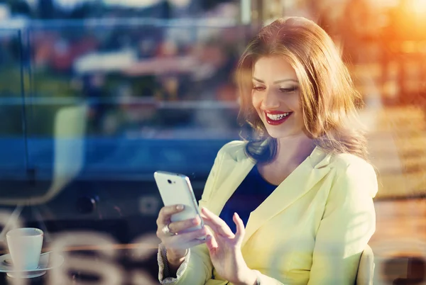 Vrouw met smartphone — Stockfoto