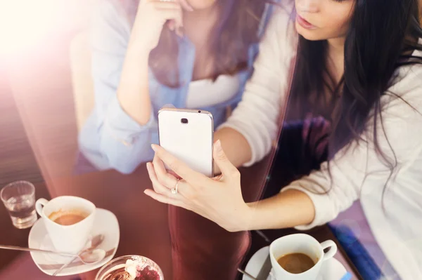 Hermosas mujeres tomando selfie — Foto de Stock