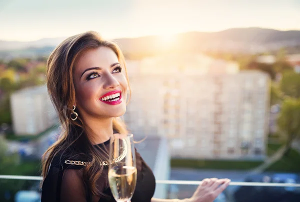 Kobieta ze szklanką szampana — Zdjęcie stockowe
