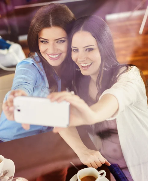 Belle donne che prendono selfie — Foto Stock