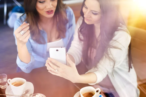 Mulheres bonitas tomando selfie — Fotografia de Stock