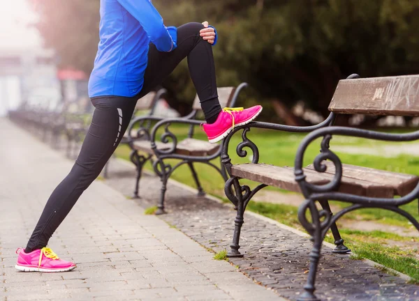 Loper die zich uitstrekt voordat de stad race — Stockfoto