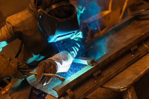 Mann schweißt in einer Fabrik — Stockfoto