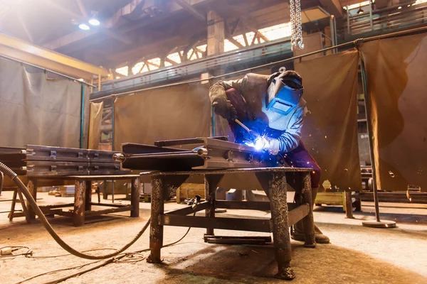 Man welding in a factory — Stock Photo, Image