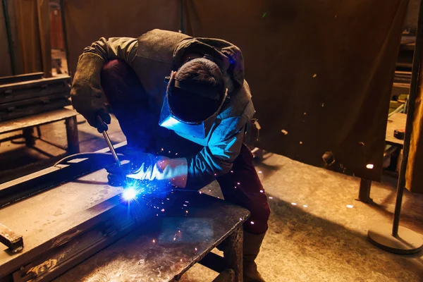 Mann schweißt in einer Fabrik — Stockfoto