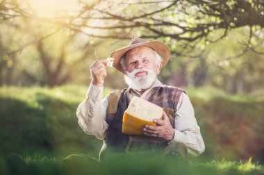 Çiftçi peynir yeme