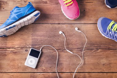 Koşu ayakkabıları ve yerde mp3 çalar