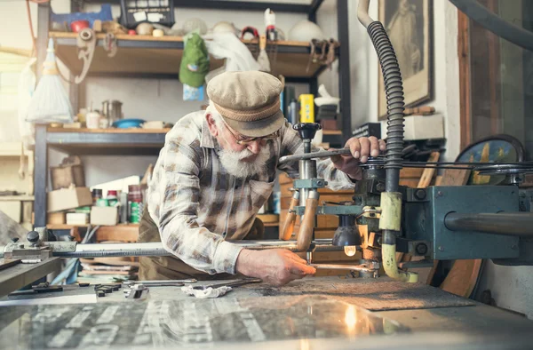 Senior Mann schnitzt Buchstaben — Stockfoto