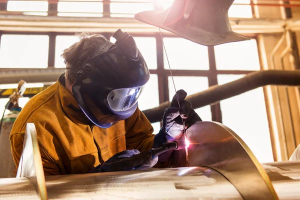 Man svetsning i en fabrik — Stockfoto