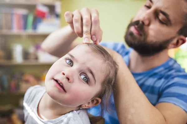 Vater stylt Haare seiner Tochter — Stockfoto