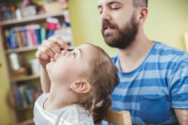 Père coiffant les cheveux de sa fille — Photo