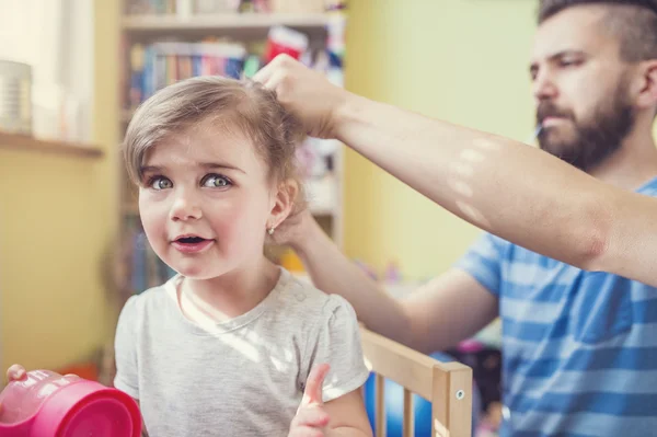 Padre peinado pelo de su hija — Foto de Stock