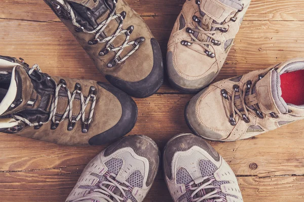 Chaussures de randonnée sur un sol en bois — Photo