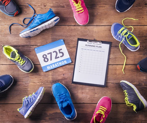 Loopschoenen en race nummer lopende plan — Stockfoto