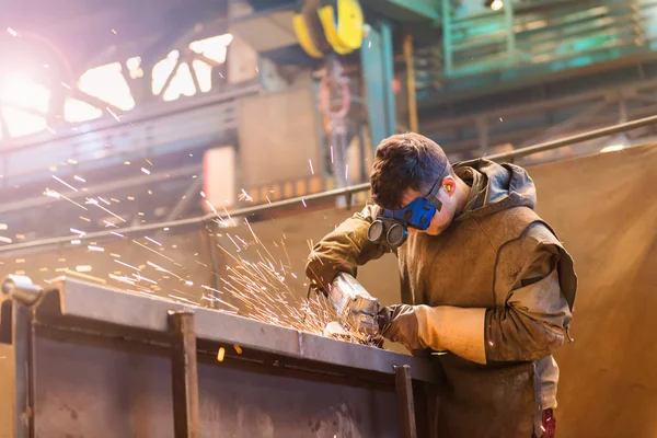 Mann schweißt in einer Fabrik — Stockfoto