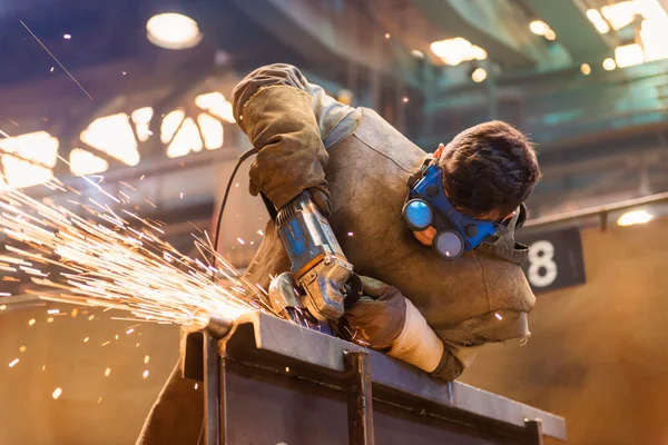 Mann schweißt in einer Fabrik — Stockfoto