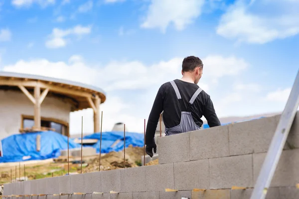 Homem construindo uma casa — Fotografia de Stock