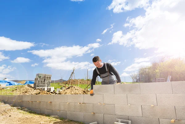 Hombre construyendo una casa — Foto de Stock