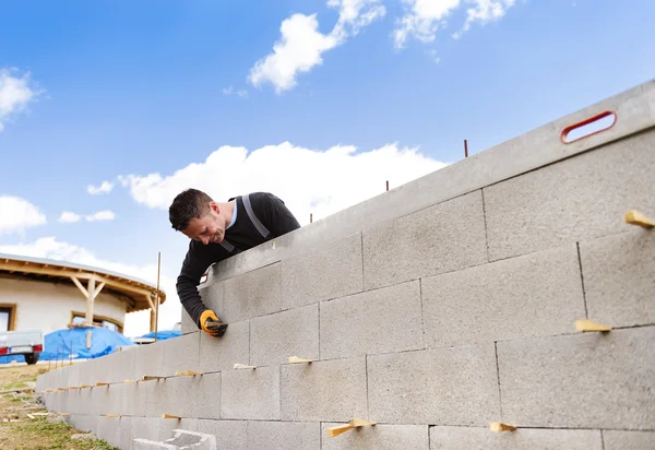 Homem construindo uma casa — Fotografia de Stock