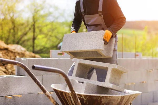 Homem construindo uma casa — Fotografia de Stock