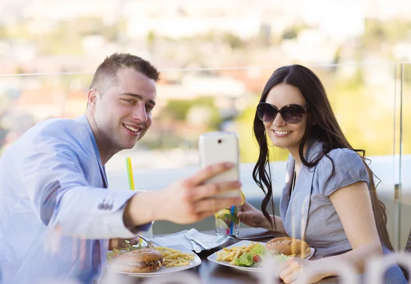 Couple enjoying a meal together — Stock Photo, Image