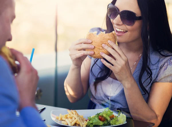 Paar genießt ein gemeinsames Essen — Stockfoto