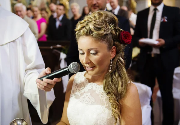 Bruid tijdens een massa in de kerk — Stockfoto