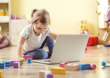 Küçük kız defter ile oynamak