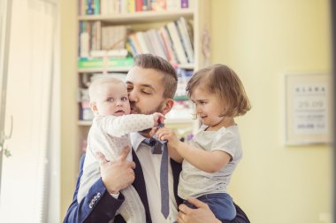 Babası onun kızı sarılma