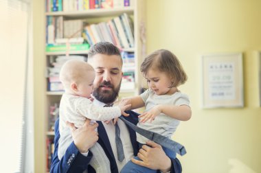 Babası onun kızı sarılma