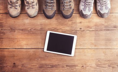 Yürüyüş ayakkabıları ve tablet