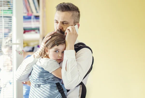Father and daughter talking on a phone — Stock Photo, Image